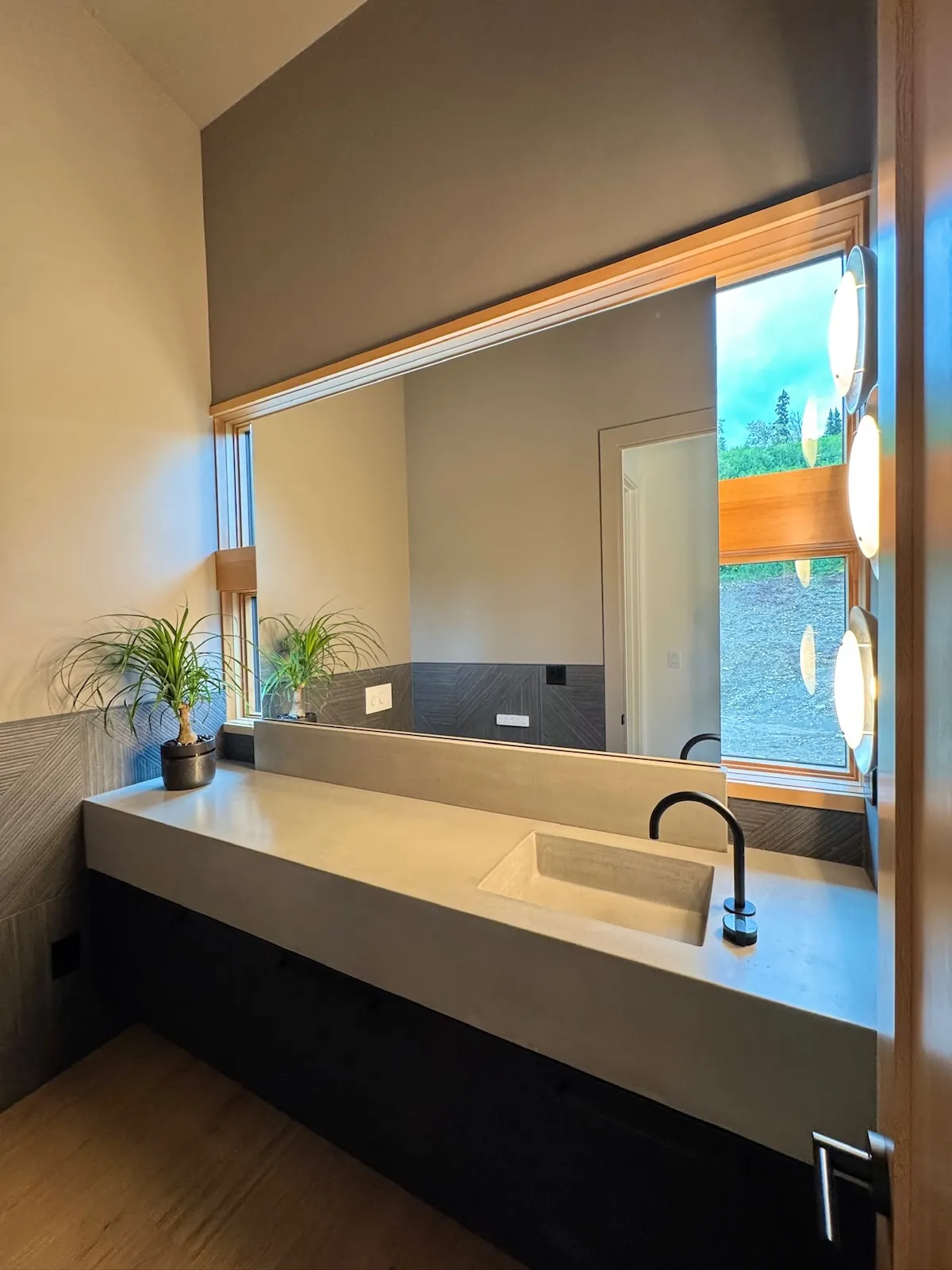 Concrete ramp sink
